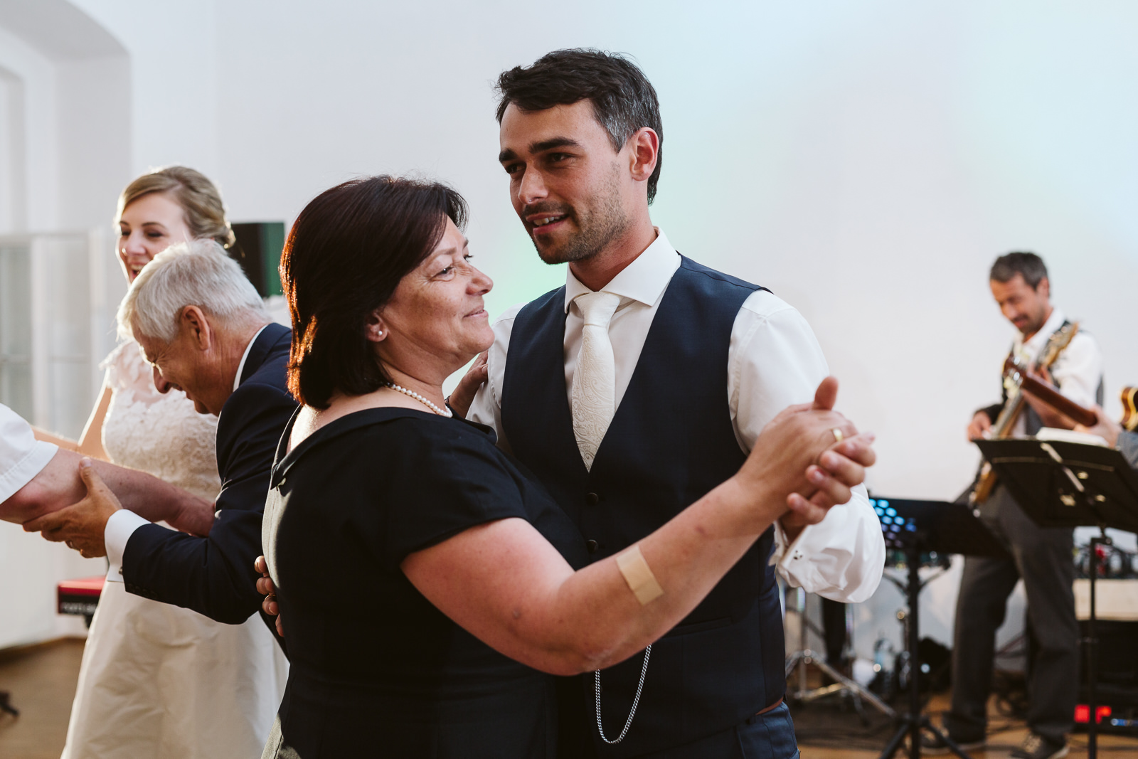 hochzeit schloss spitz an der donau wachau pfarrkirche weinberge hochzeitsfotos hochzeitsfotografin oberoesterreich niederoesterreich fotografin christiane wolfram 0157